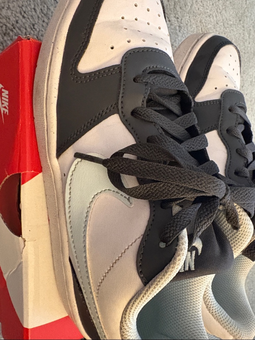 Nike Low-Top Sneakers in White, Dark Grey & Light Blue. Size 5Y - Picture 4 of 9